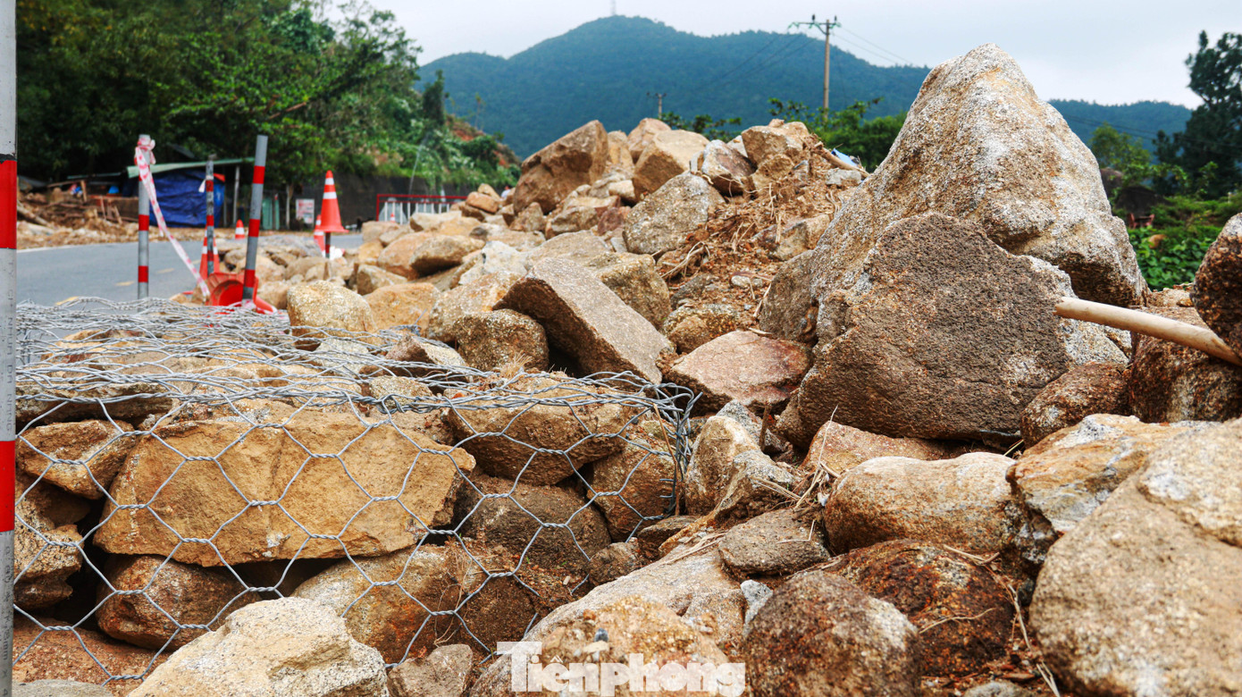 Việc khắc phục sạt lở tạm thời để đảm bảo lưu thông do khối lượng sạt lở là rất lớn.