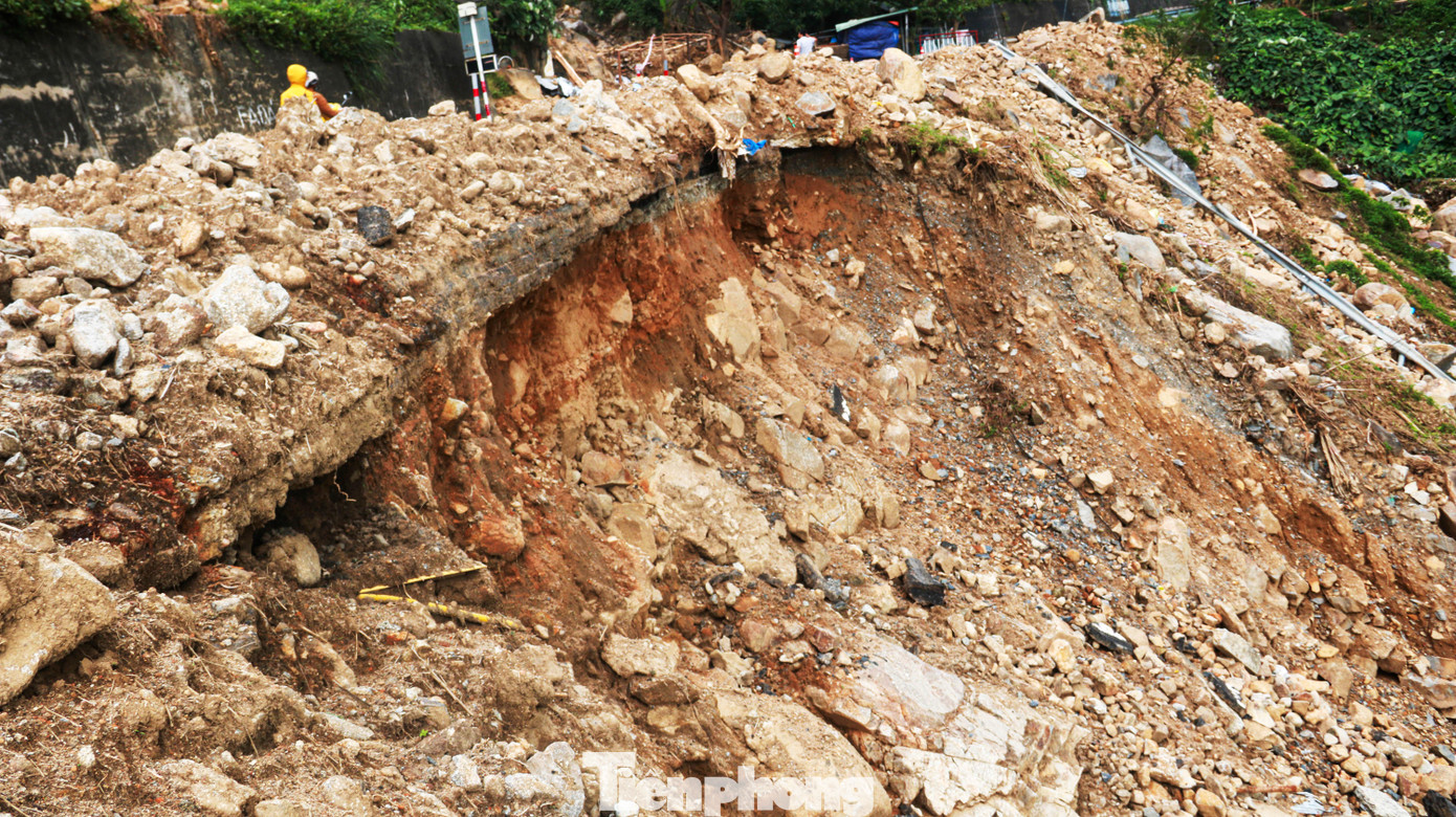Một điểm sạt lở ta luy âm, khoét hàm ếch sâu vào nền đường chưa thể khắc phục được.