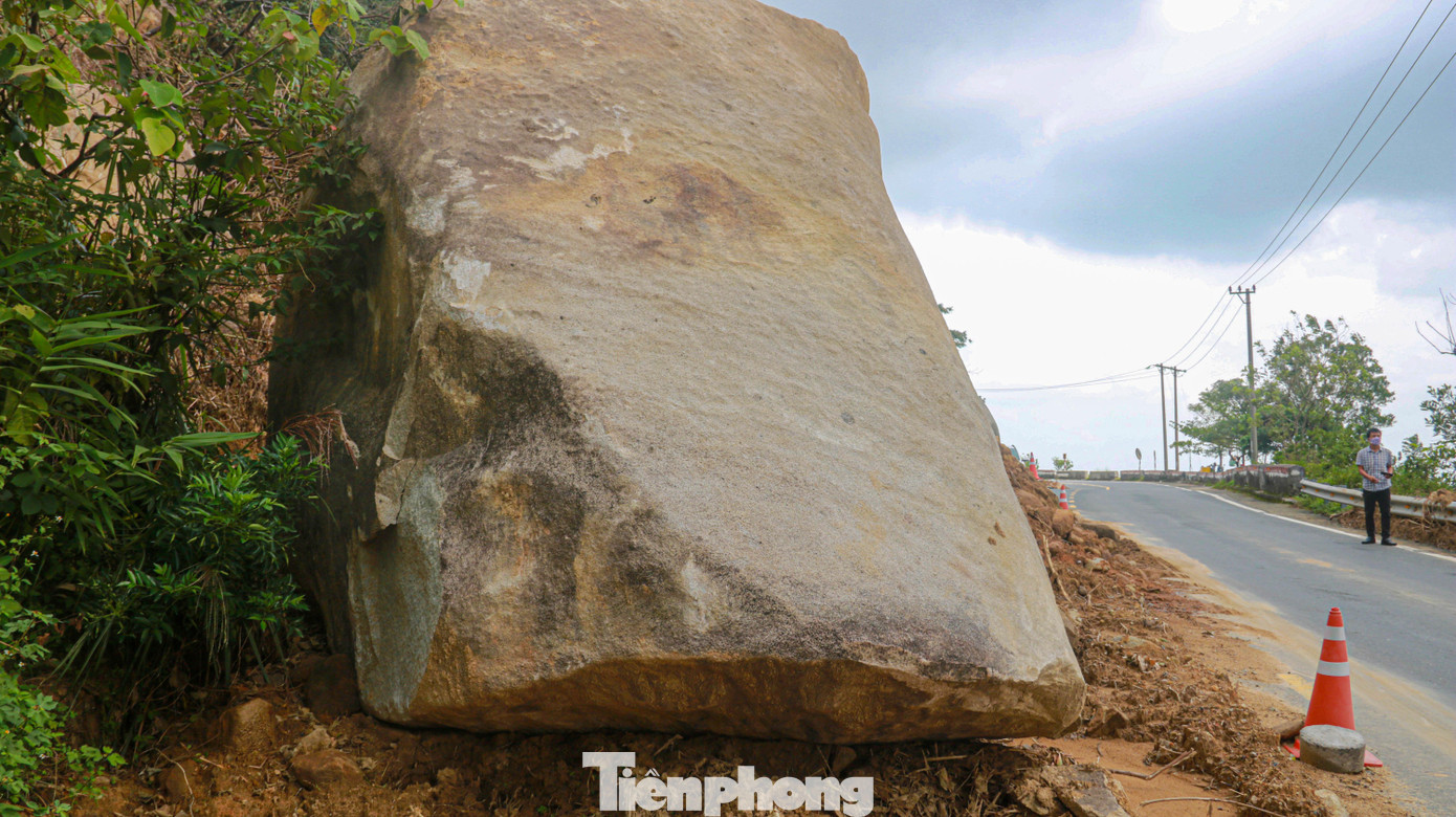 Riêng đối với đá lớn sạt lở xuống đường đèo, Văn phòng Quản lý Đường bộ III.1 (Cục Đường bộ) đang làm hồ sơ, xác nhận khối lượng để đưa ra phương án xử lý. Ảnh: Nguyễn Thành.