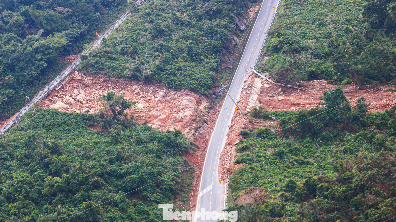 Một vệt sạt lở kéo dài tại khu vực khúc cua cùi chỏ trên đỉnh đèo Hải Vân