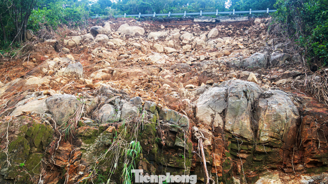 Sạt lở khoét sâu, tạo thành một lỗ hổng lớn ngay ta luy âm đường lên đỉnh đèo.