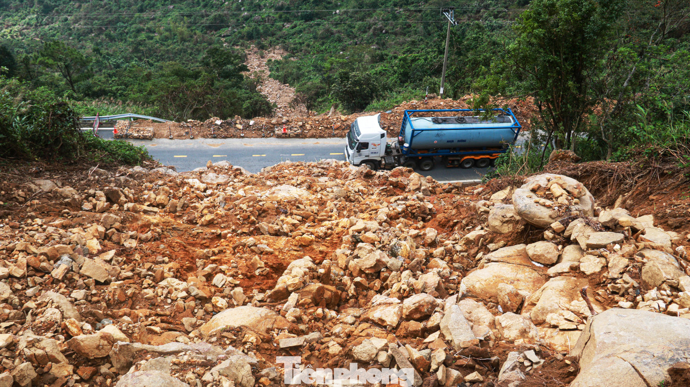 Xe cộ di chuyển ngay bên dưới điểm sạt lở, tiềm ẩn nhiều nguy cơ nếu có mưa lớn xảy ra. Ảnh: Nguyễn Thành.