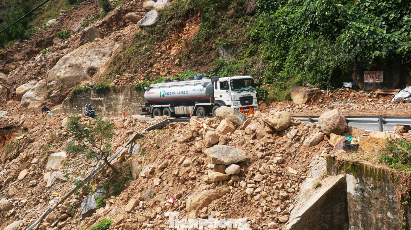 Ông Võ Ngọc Trung - Phó Tổng Giám đốc Công ty CP Đầu tư hạ tầng giao thông Đèo Cả (đơn vị quản lý tuyến đường đèo Hải Vân) cho biết: Ngay sau khi xảy ra sạt lở, đơn vị đã huy động lực lượng và phương tiện khơi thông tuyến. Do các điểm sạt lở nhiều đến nay việc khắc phục mới để đảm bảo giao thông bước một.