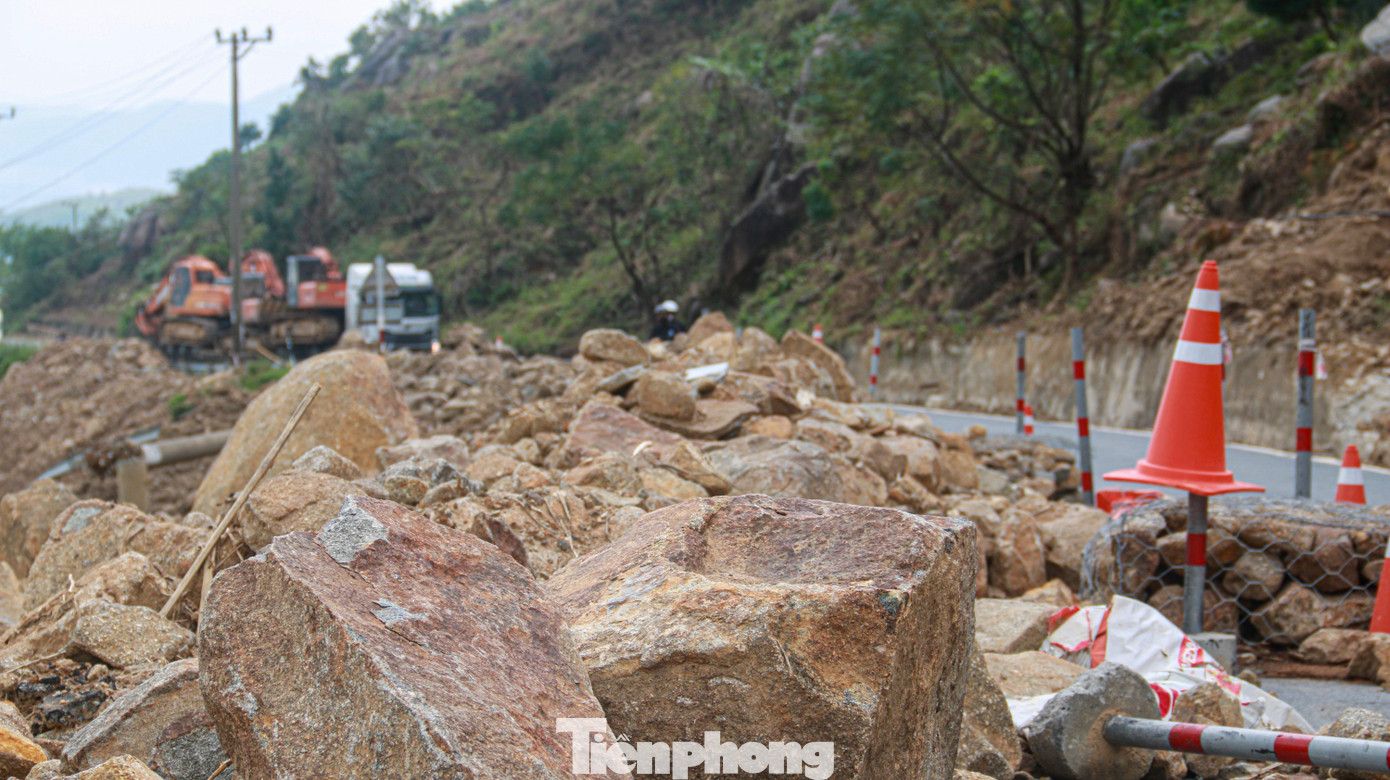 Sau hơn nửa tháng, đến nay việc khắc phục sạt lở trên đèo Hải Vân (địa phận Đà Nẵng) vẫn còn dang dở. Nhiều điểm đất đá vẫn còn tràn ra nửa mặt đường chưa thể xử lý, khắc phục.