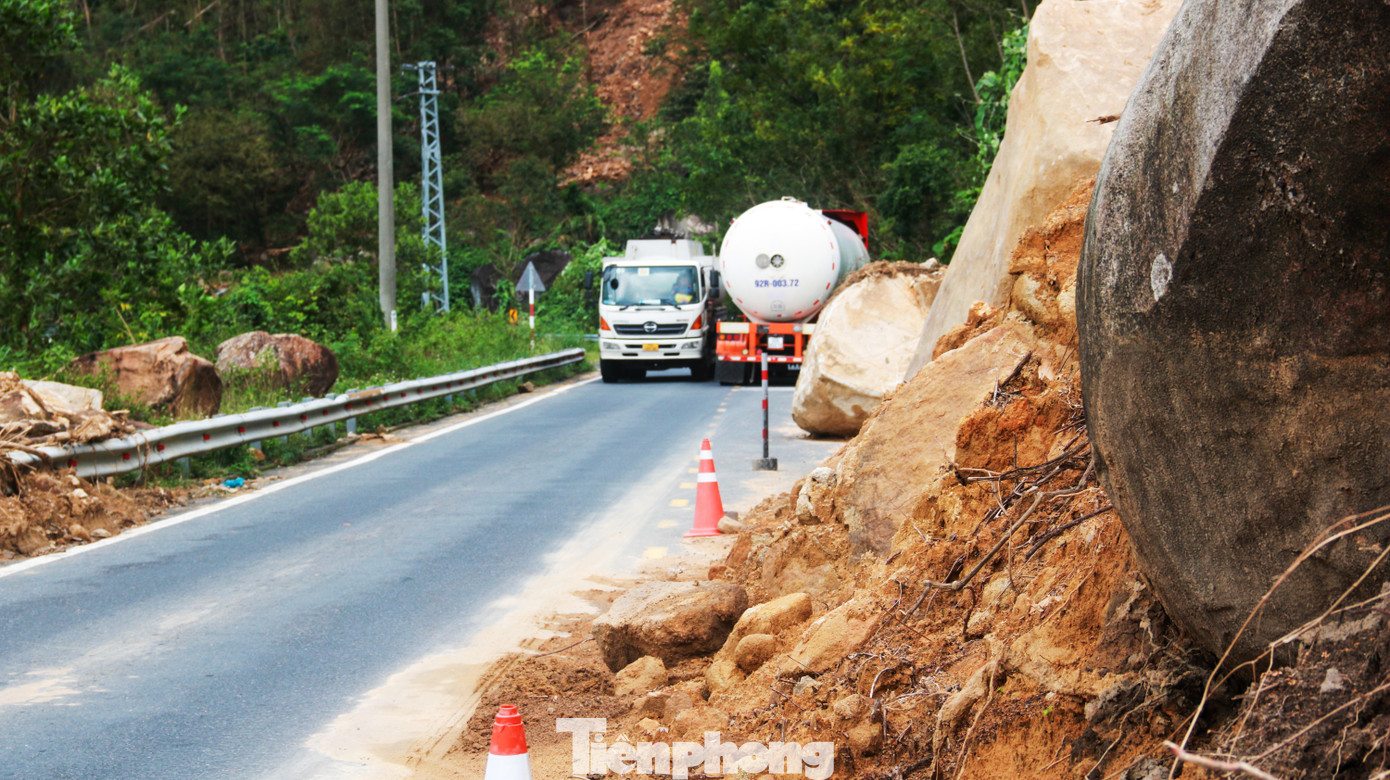 Tại các điểm sạt lở, xe tải trọng nặng đổ đèo phải bóp còi liên tục để xin đường. Nguy cơ tiềm ẩn mất an toàn giao thông là rất lớn.