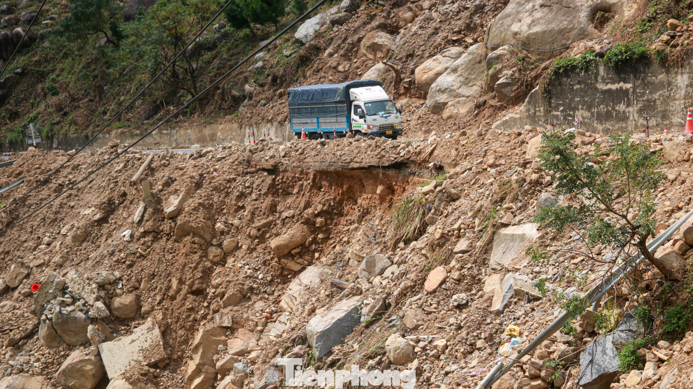 Xe cộ chạy lên đèo Hải Vân chênh vênh bên bờ vực sạt lở. Ảnh: Nguyễn Thành.