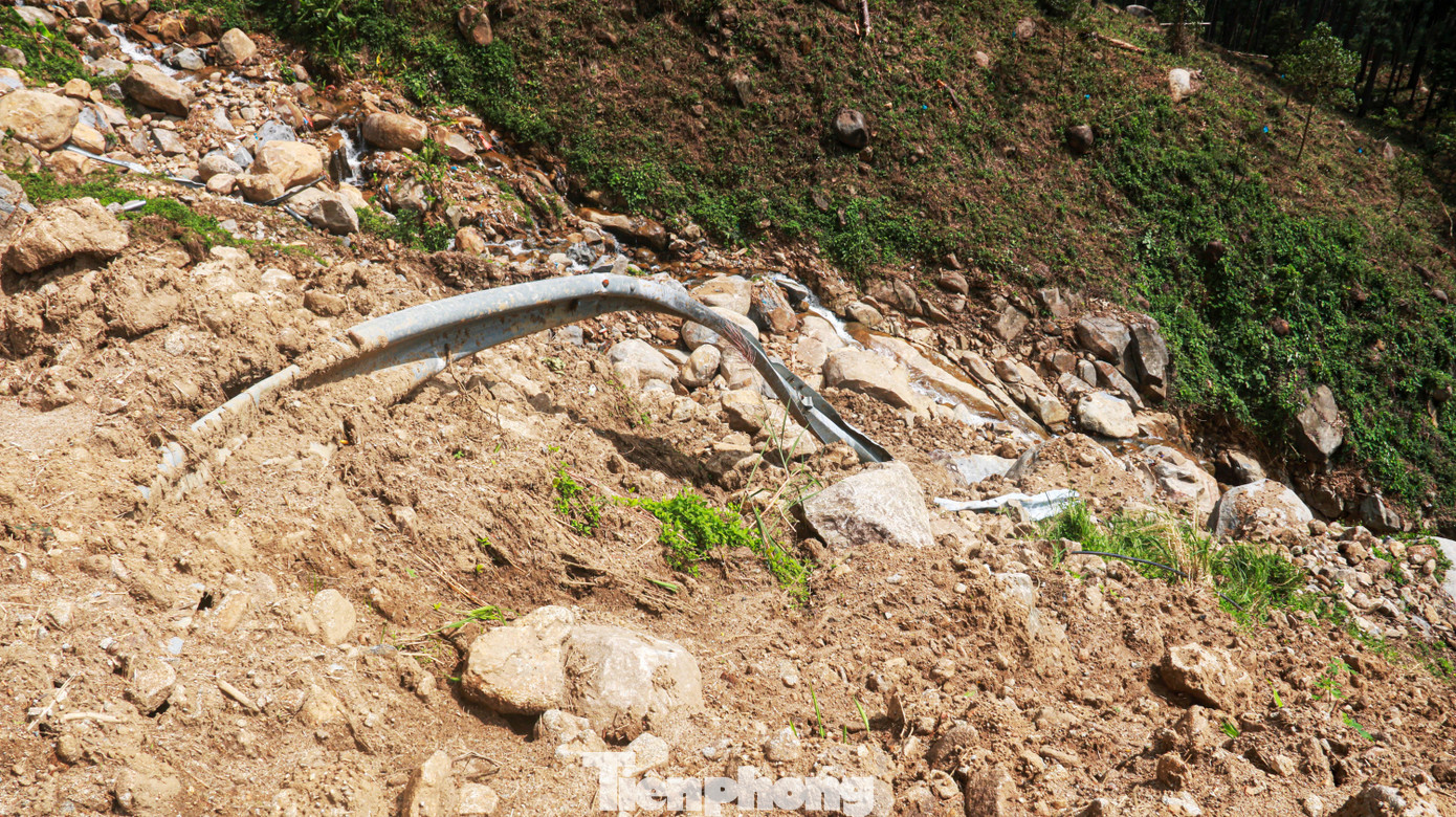 Một điểm sạt lở ta luy âm trên đường lên đèo Hải Vân, lan can đường bị cuốn theo đất đá.