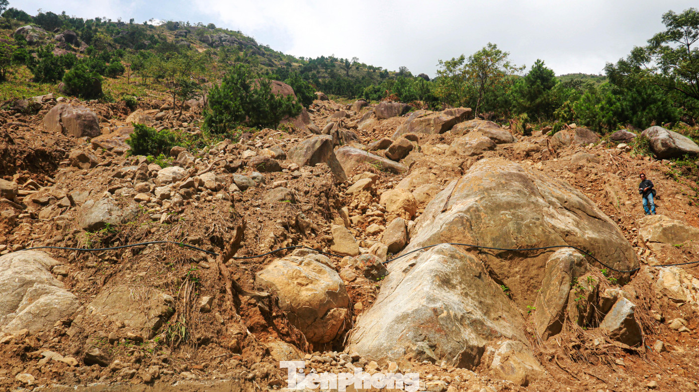 Theo ghi nhận của phóng viên, dọc cung đường đèo Hải Vân hiện có hàng chục điểm sạt lở từ trên núi cao, đất đá chờ chực lăn xuống nếu có mưa to. Ảnh: Nguyễn Thành.