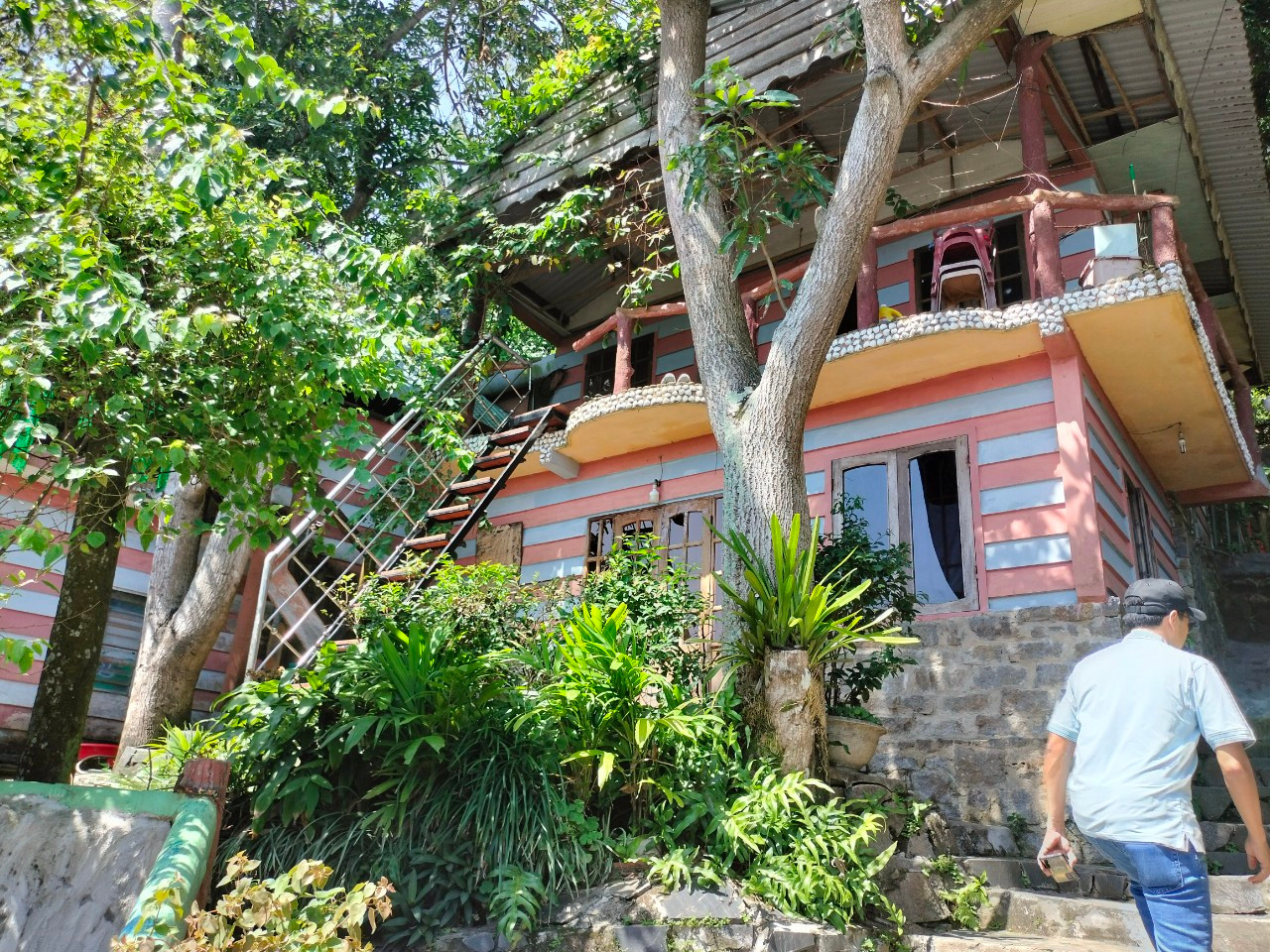 Một trong số các công trình xây dựng kiên cố bên trong diện tích hơn 1ha của nhà hàng Bảy Ban. Một trong số các công trình xây dựng kiên cố bên trong diện tích hơn 1ha của nhà hàng Bảy Ban.