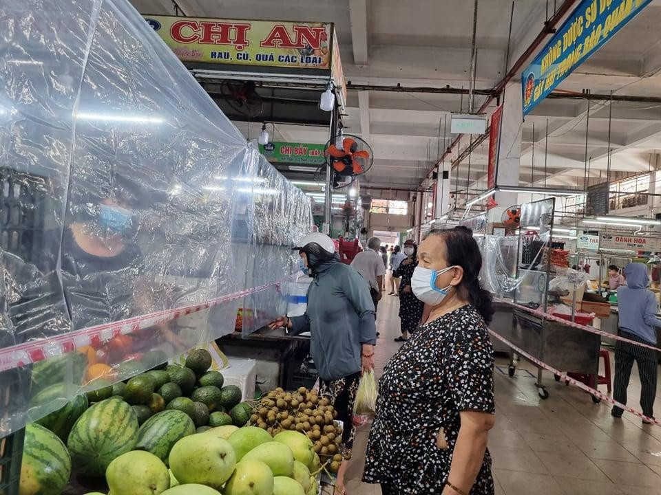 Người dân vùng xanh ở quận Hải Châu (TP Đà Nẵng) đi mua hàng tại chợ Hàn vào sáng ngày 6/9.