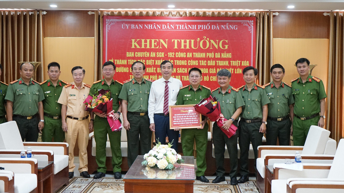 Ông Lê Trung Chinh trao thưởng cho lực lượng Công an TP Đà Nẵng. Ông Lê Trung Chinh trao thưởng cho lực lượng Công an TP Đà Nẵng.