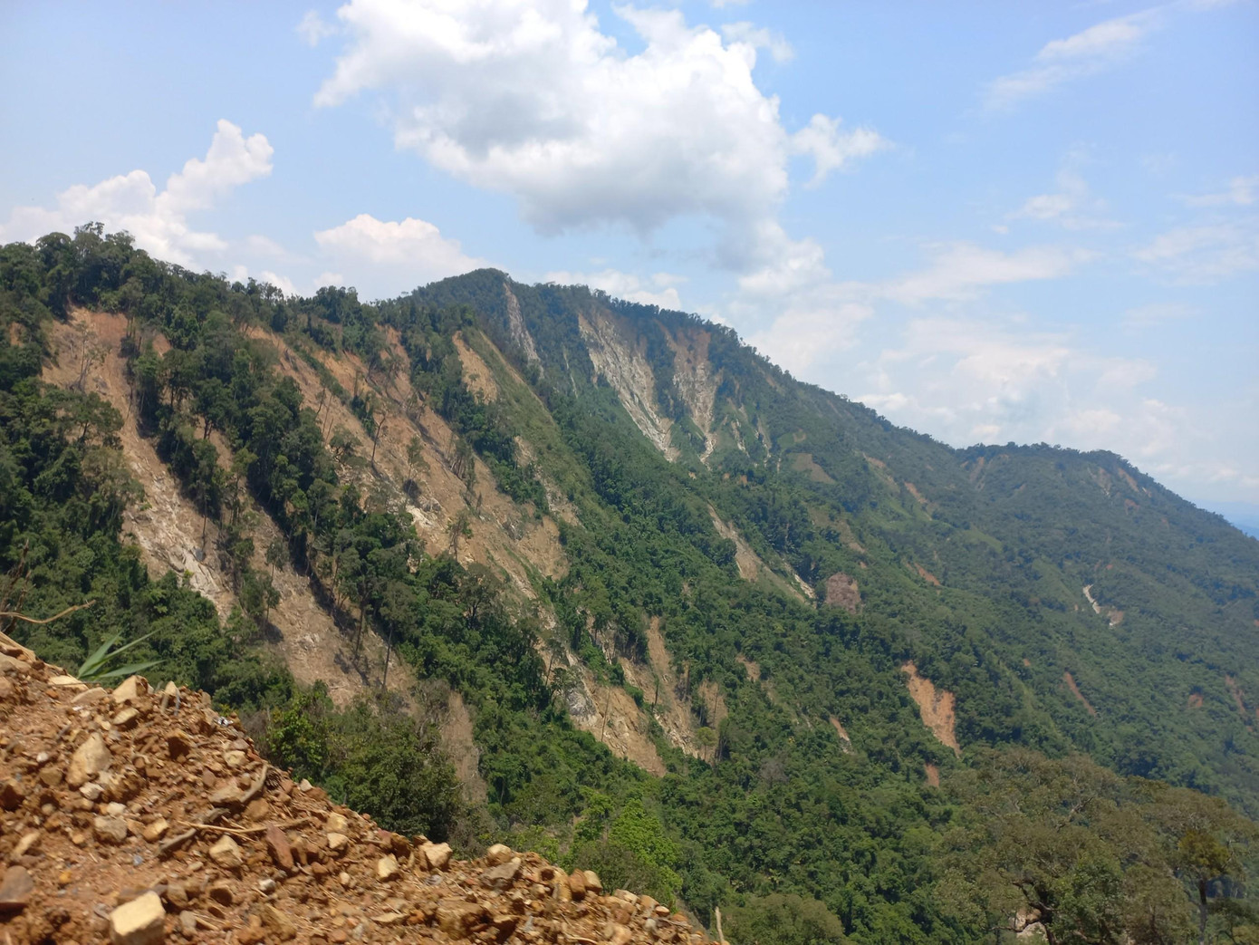 Khó khăn hiện nay của Phước Sơn là tìm mặt bằng để bố trí tái định cư. Huyện đang nỗ lực tiến hành san ủi mặt bằng, để cố gắng trong tháng 6 năm nay sẽ hoàn thành có đủ diện tích để tiến hành dựng lại nhà cho các hộ dân mất nhà cửa và di dời các hộ trong vùng nguy cơ cao.