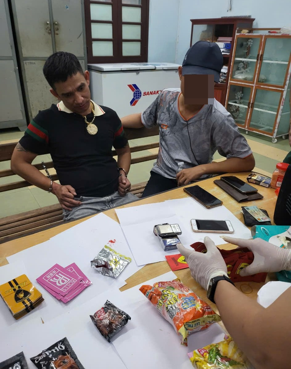 "Bố già" Trần Bảo Quốc và tang vật liên quan.