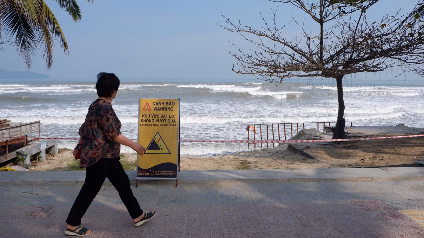 Để đảm bảo an toàn, lực lượng chức năng đã giăng dây, cắm biển cảnh báo tại khu vực sạt lở.