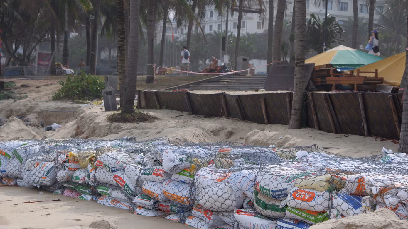 Lãnh đạo TP. Đà Nẵng đã đề nghị Ban Quản lý bán đảo Sơn Trà và các bãi biển du lịch cùng lực lượng chức năng vừa khắc phục vừa theo dõi để kịp thời báo cáo tình hình sạt lở tại biển Mỹ Khê để có chỉ đạo kịp thời.