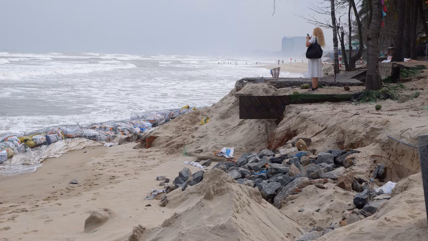 Du khách tiếc nuối khi ngắm cảnh bãi biển Mỹ Khê tan hoang do sạt lở, xâm thực. Theo nhận định thông thường bãi biển khu vực này sẽ được bồi đắp trở lại vào khoảng tháng 3 và tháng 4. Nhiều người dân và khu khách hi vọng bãi biển Mỹ Khê sẽ được bồi đắp trở lại sau đợt sạt lở, xâm thực nghiêm trọng nhất từ trước tới nay.