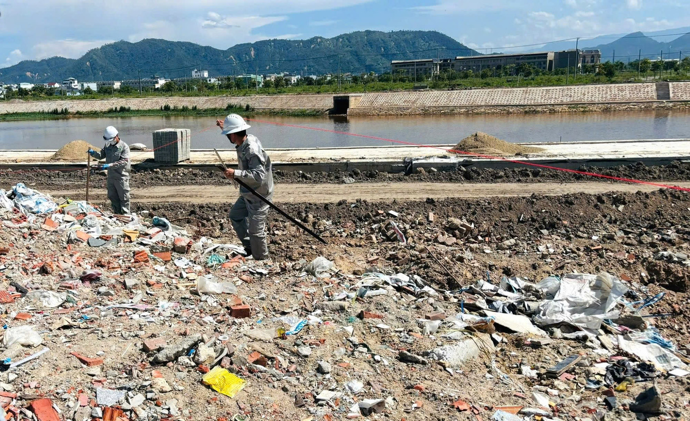 Hiện trường đổ phế thải xây dựng được phát hiện.