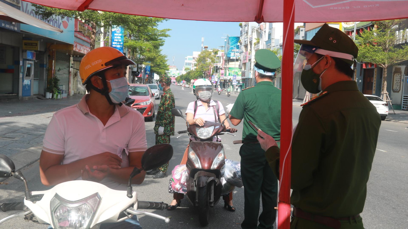 Một chốt kiểm soát trên đường Lê Duẩn, lực lượng công an và quân đội tham kiểm tra giấy tờ người dân đi đường. Đã có hàng chục trường hợp được yêu cầu quay đầu xe do giấy tờ không đúng với quy định.