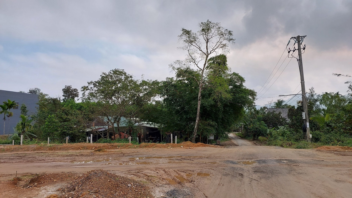 Các nút giao thông cắt ngang với tuyến đường vành đai vẫn còn dang dở ảnh hưởng đến giao thông, đi lại của người dân. Các nút giao thông cắt ngang với tuyến đường vành đai vẫn còn dang dở ảnh hưởng đến giao thông, đi lại của người dân.