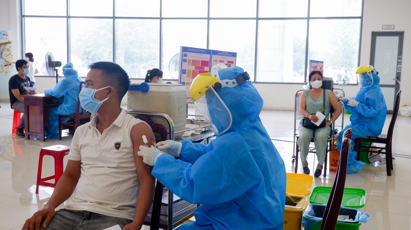 Theo Sở Y tế TP Đà Nẵng, tối 31/8, Sở đã được Bộ Y tế cung ứng 108.100 liều vắc xin AstraZeneca. Sau khi tiếp nhận đã tổ chức tiêm cho 32.200 người, bắt đầu từ ngày 1 đến 5/9. Từ ngày 6 đến 11/9, số vắc xin còn lại được tiêm cho 92.000 người trên địa bàn TP. Đây là đợt tiêm chủng vắc-xin phòng COVID-19 có quy mô lớn nhất từ trước đến nay tại Đà Nẵng.