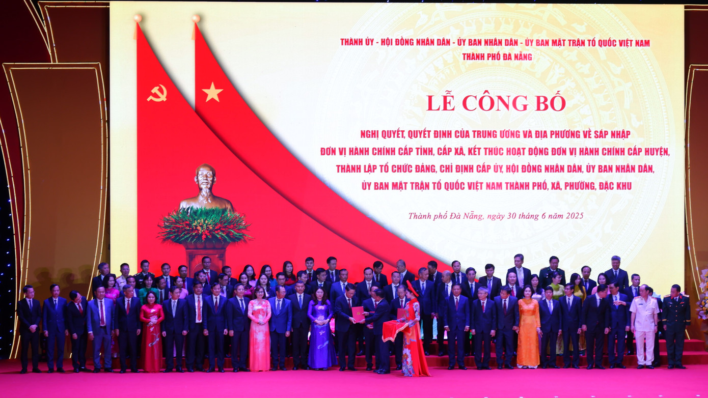 Ông Trần Cẩm Tú - Thường trực Ban Bí thư trao các quyết định cho Đảng bộ TP Đà Nẵng mới. Ông Trần Cẩm Tú - Thường trực Ban Bí thư trao các quyết định cho Đảng bộ TP Đà Nẵng mới.