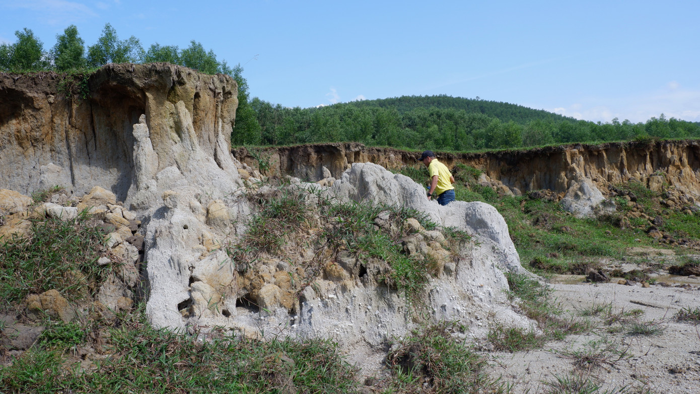 Sau đợt mưa lớn vừa qua, khu vực này tiếp tục xuất hiện thêm nhiều điểm sạt lở ăn sâu vào ruộng, đất của người dân.