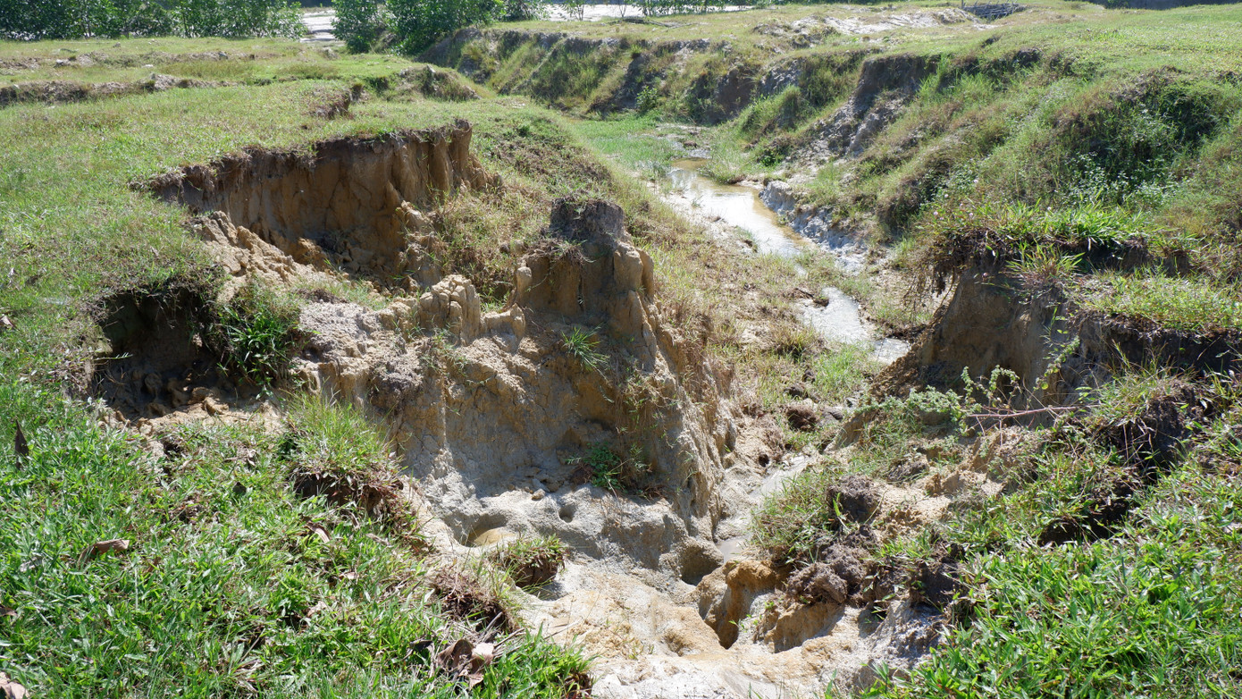 Trong khi chờ đề án đóng cửa mỏ, khu vực xung quanh mỏ đất ở thôn An Châu, ruộng đất của người dân tiếp tục bị sạt lở. Người dân lo lắng hơn khi thời tiết được cơ quan khí tượng dự báo sẽ có mưa lớn kéo dài trong thời gian tới.