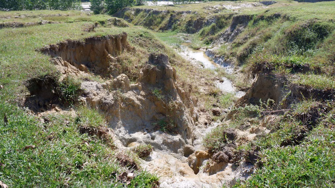 Trong khi chờ đề án đóng cửa mỏ, khu vực xung quanh mỏ đất ở thôn An Châu, ruộng đất của người dân tiếp tục bị sạt lở. Người dân lo lắng hơn khi thời tiết được cơ quan khí tượng dự báo sẽ có mưa lớn kéo dài trong thời gian tới.