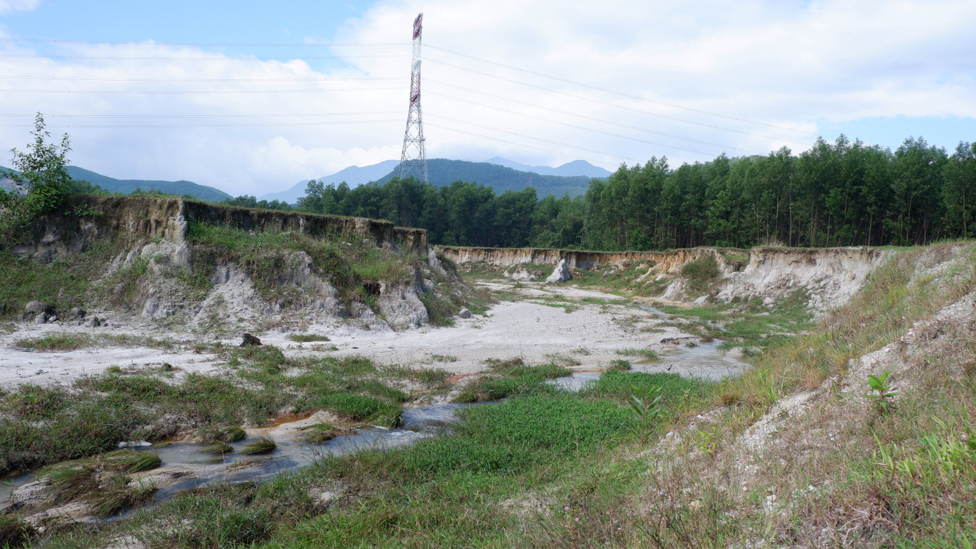 Hiện nay, khu vực sạt lở đang lan rộng, lấn sâu về phía gần khu vực đường dây điện cao áp gần đó. Sở TN&MT TP. Đà Nẵng cho hay, sau khi giấy phép hết hiệu lực, công ty đã thực hiện lập và nộp đề án đóng cửa mỏ khoáng sản cho sở để thẩm định, trình thành phố phê duyệt làm cơ sở cải tạo, phục hồi môi trường khu vực. Hiện nay, đề án đóng cửa mỏ nêu trên đang trong quá trình thẩm định.