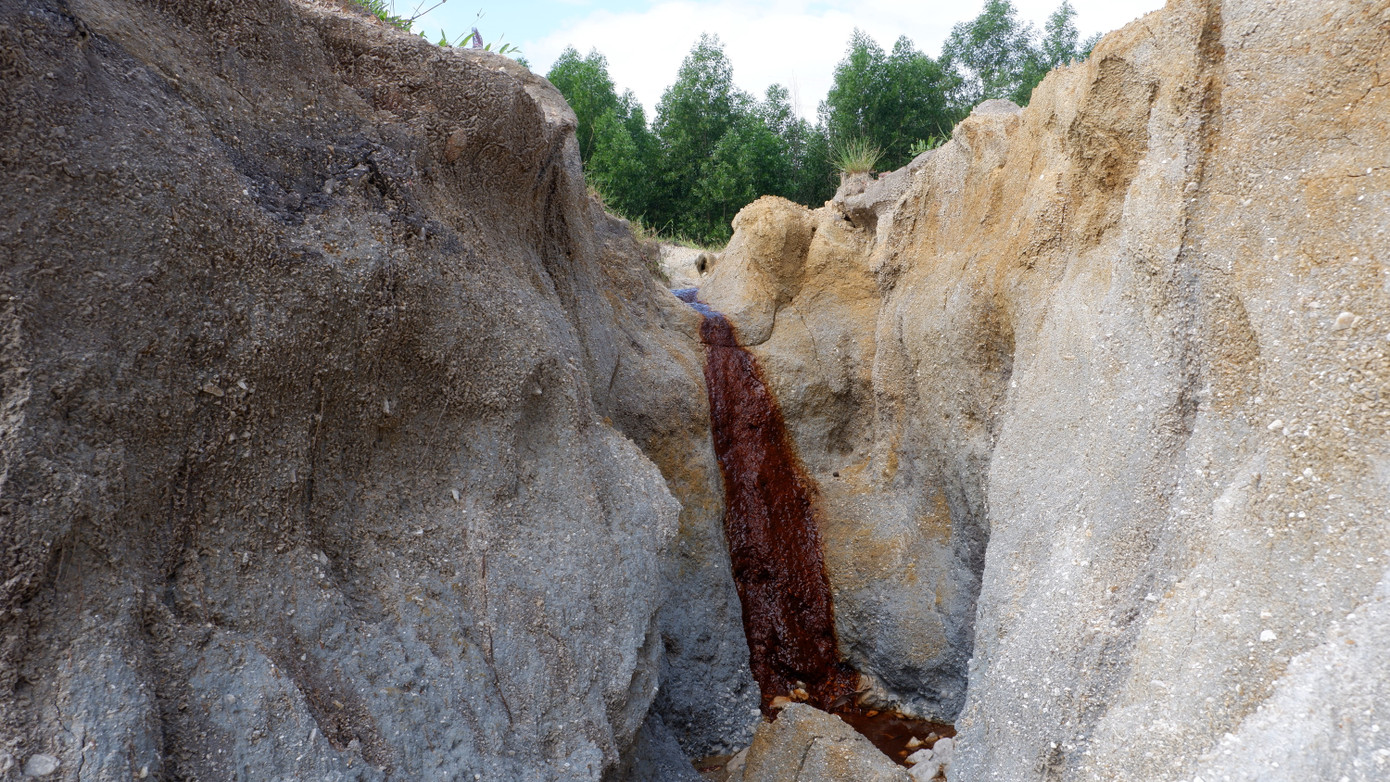 Vừa qua, trả lời ý kiến cử tri, Sở TN&MT TP. Đà Nẵng cho biết, mỏ đất sét ở thôn An Châu được UBND TP. Đà Nẵng cấp phép cho Công ty TNHH Hiệp Đại Hưng khai thác theo giấy phép khai thác khoáng sản (gia hạn) ngày 10/6/2022, thời hạn khai thác đến ngày 10/6/2023.