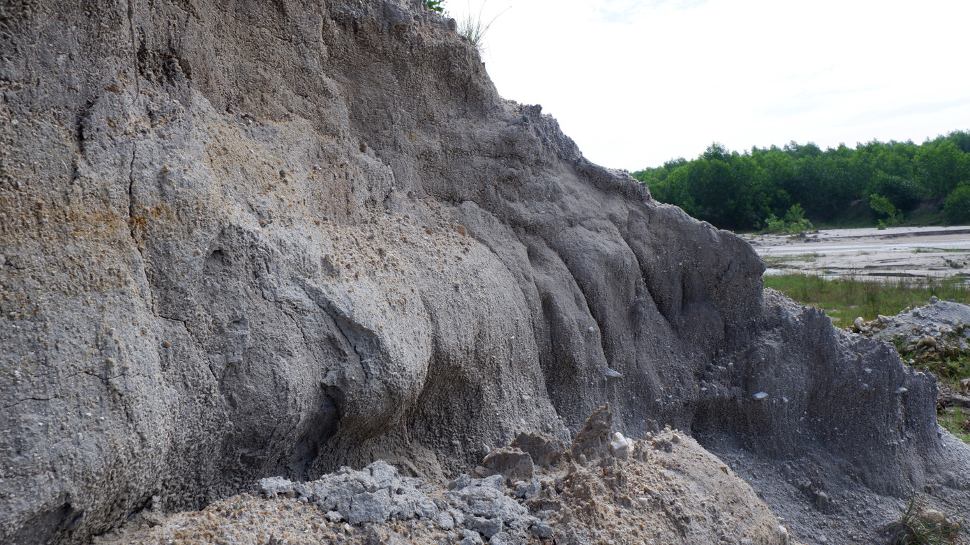 Vừa qua, trả lời ý kiến cử tri, Sở TN&MT TP. Đà Nẵng cho biết, mỏ đất sét ở thôn An Châu được UBND TP. Đà Nẵng cấp phép cho Công ty TNHH Hiệp Đại Hưng khai thác theo giấy phép khai thác khoáng sản (gia hạn) ngày 10/6/2022, thời hạn khai thác đến ngày 10/6/2023.