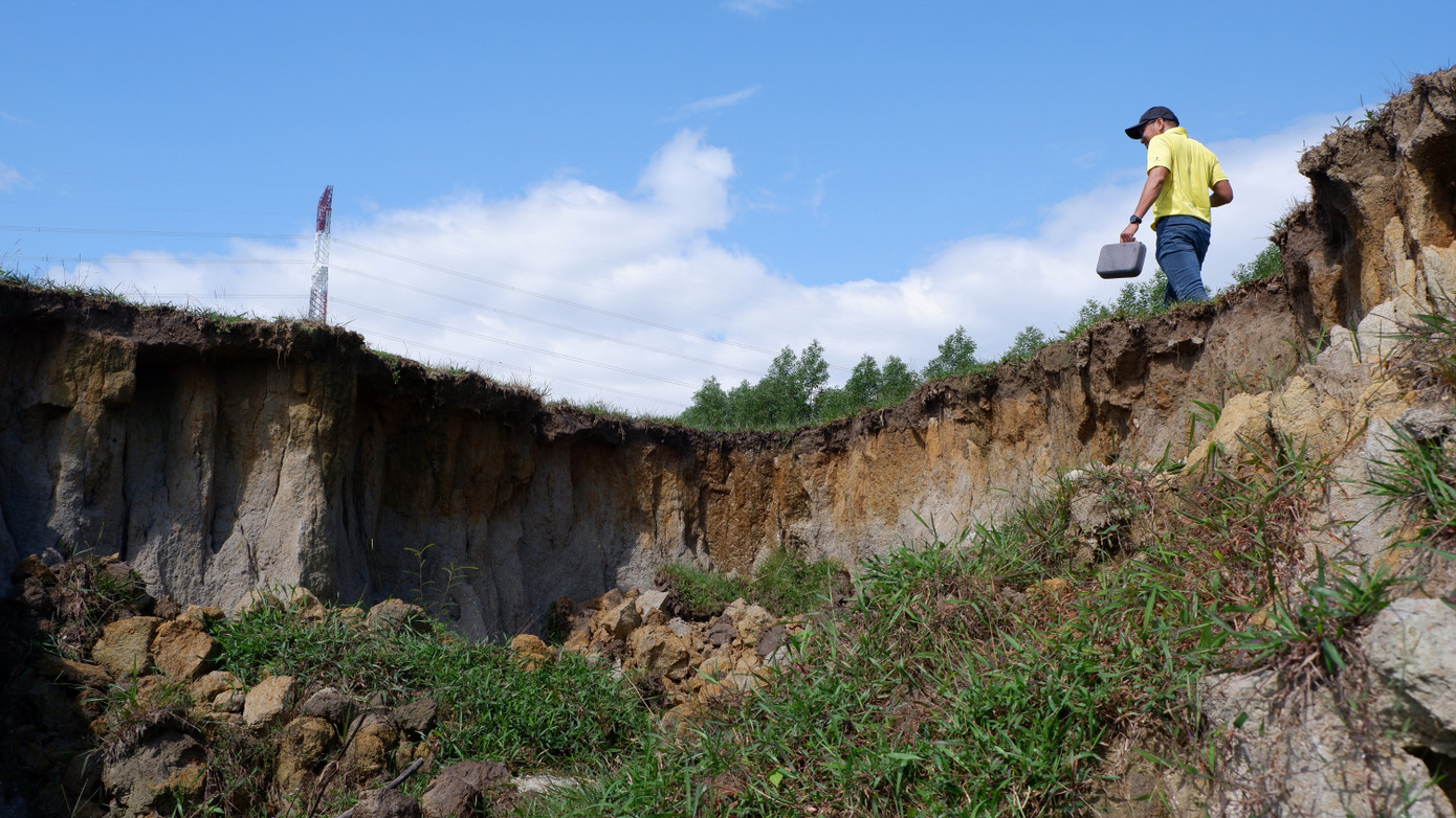 Sau đợt mưa lớn vừa qua, khu vực này tiếp tục xuất hiện thêm nhiều điểm sạt lở ăn sâu vào ruộng, đất của người dân.
