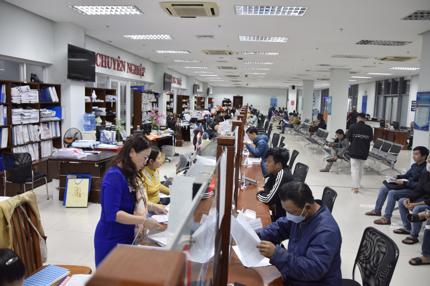 Cán bộ, công chức làm việc tại Trung tâm hành chính thành phố Đà Nẵng. Cán bộ, công chức làm việc tại Trung tâm hành chính thành phố Đà Nẵng.