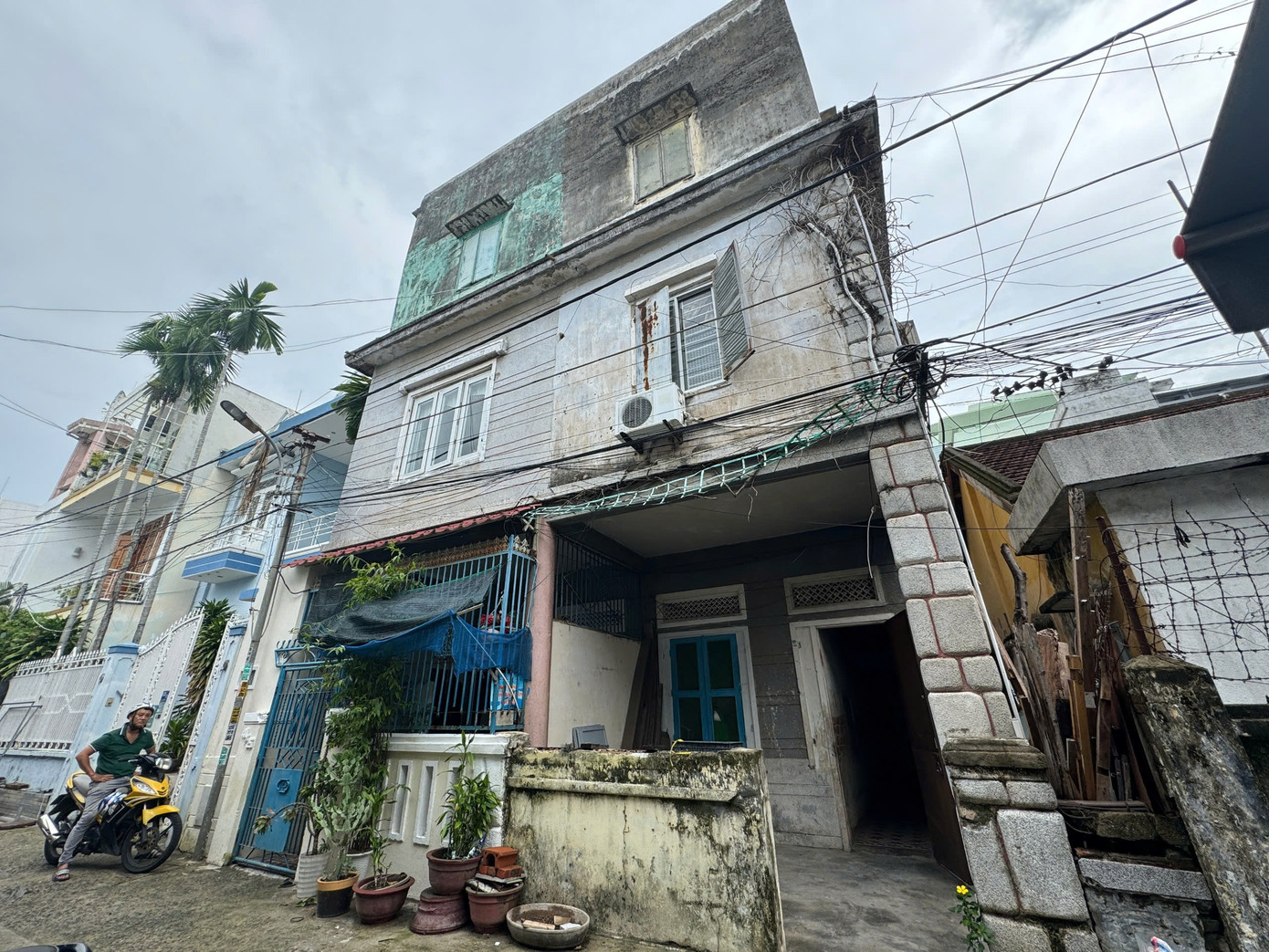 Hầu hết nhà tập thể trên đường Cao Thắng đã xuống cấp nghiêm trọng.