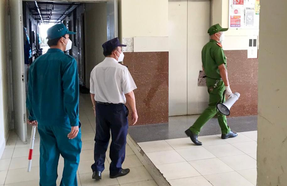 Các chiến sĩ công an và lực lượng chức năng vào tận các chung cư để kiểm tra việc nhà cách ly với nhà, tổ dân phố cách ly với tổ dân phố. Các chiến sĩ công an và lực lượng chức năng vào tận các chung cư để kiểm tra việc nhà cách ly với nhà, tổ dân phố cách ly với tổ dân phố.