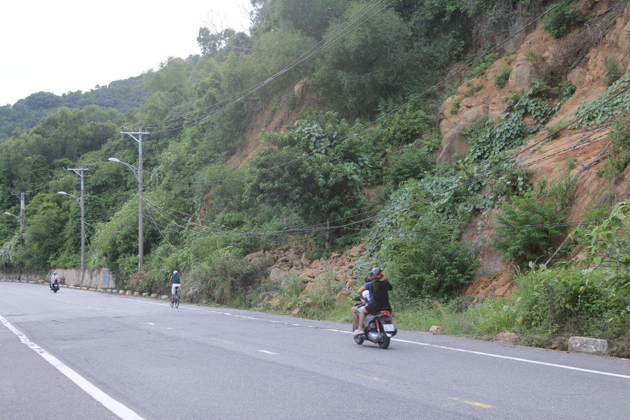 Ông Nguyễn Trung Nghĩa, Phó Giám đốc Sở GTVT TP. Đà Nẵng cho biết, nhiều điểm sạt lở trên bán đảo Sơn Trà cơ bản đã được khắc phục. Sở đã tham mưu UBND TP có chủ trương, phương án gia cố các khu vực có nguy cơ để hạn chế tình trạng sạt lở trong mùa mưa bão. Đồng thời, đang phối hợp với các cơ quan chức năng triển khai phương án ứng phó, tiếp tục theo dõi, để kịp thời xử lý khắc phục tình trạng sạt lở trên bán đảo Sơn Trà trong mùa mưa bão năm nay.
