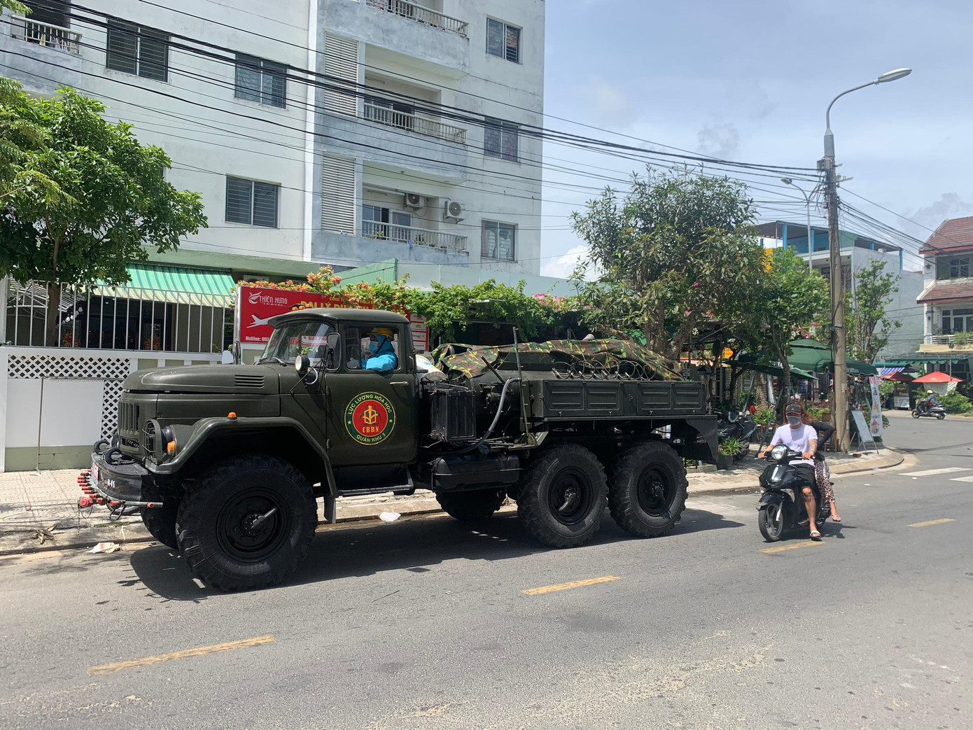 Phun khử khuẩn xung quanh khu vực chung cư 12T3.