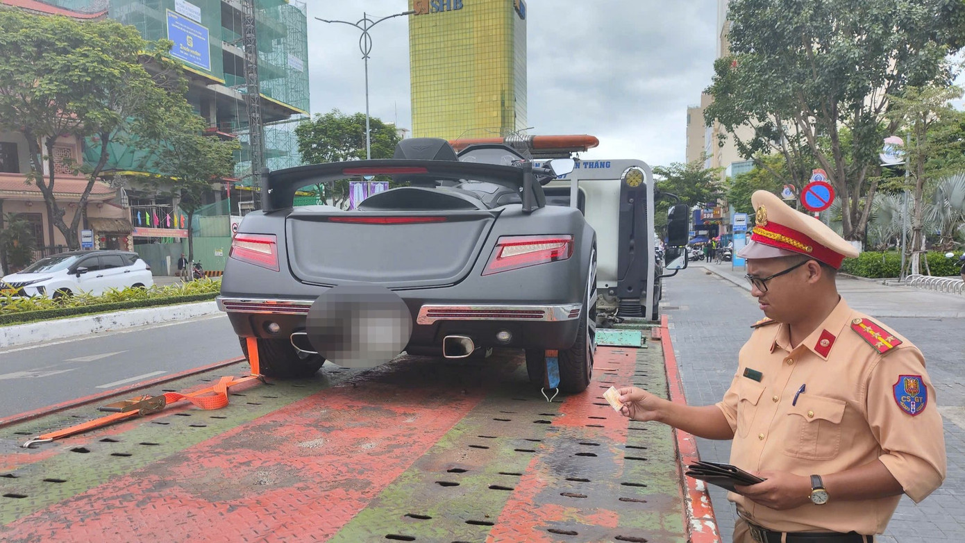 CSGT Đà Nẵng kiểm tra một siêu xe vi phạm. CSGT Đà Nẵng kiểm tra một siêu xe vi phạm.