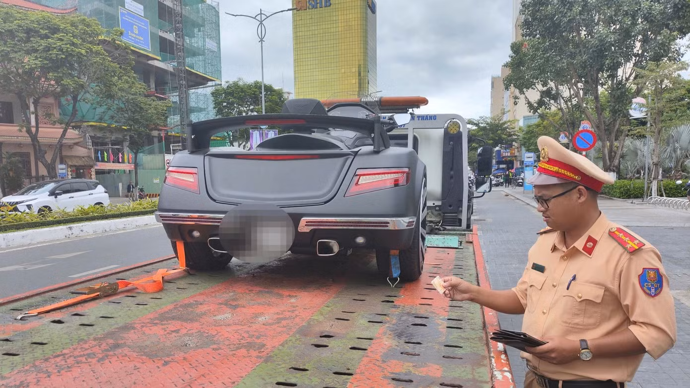 CSGT Đà Nẵng kiểm tra một siêu xe vi phạm. CSGT Đà Nẵng kiểm tra một siêu xe vi phạm.