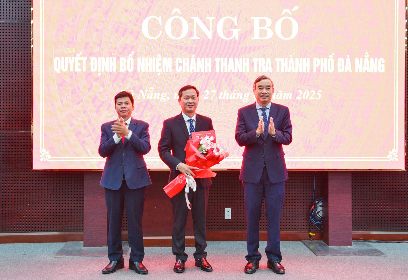 Quang cảnh buổi công bố quyết định.