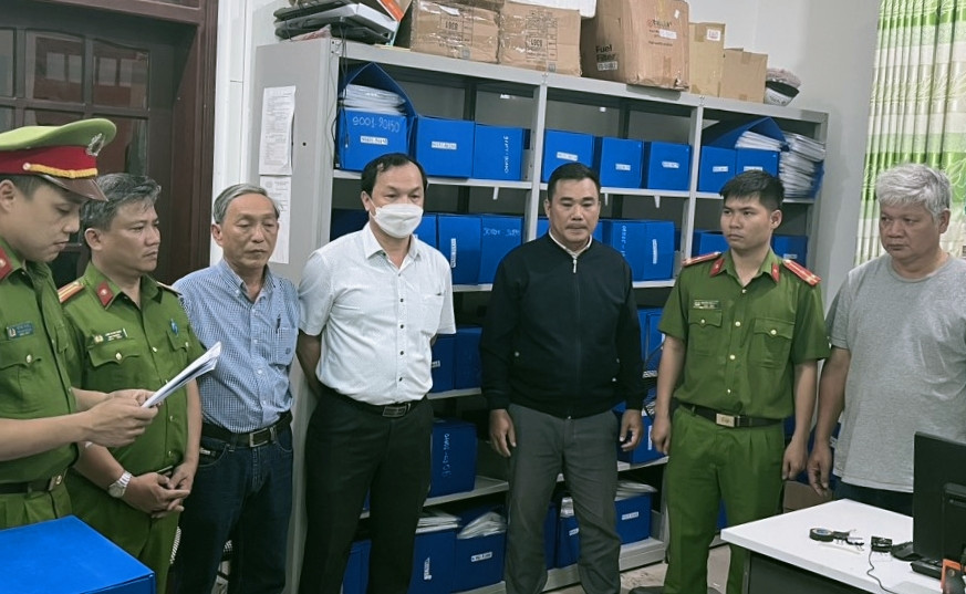 Công an thực hiện lệnh khám xét, bắt giữ 4 đối tượng. Công an thực hiện lệnh khám xét, bắt giữ 4 đối tượng.