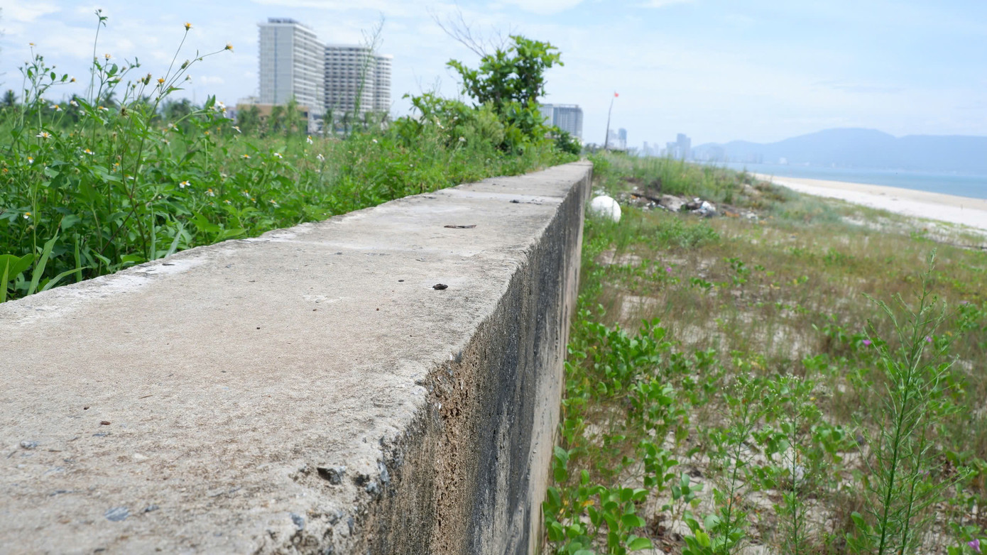 Phía sát biển, bờ kè chống xói lở đã được xây dựng kiên cố dọc diện tích đất được giao cho Công ty CP Hòn Ngọc Á Châu.