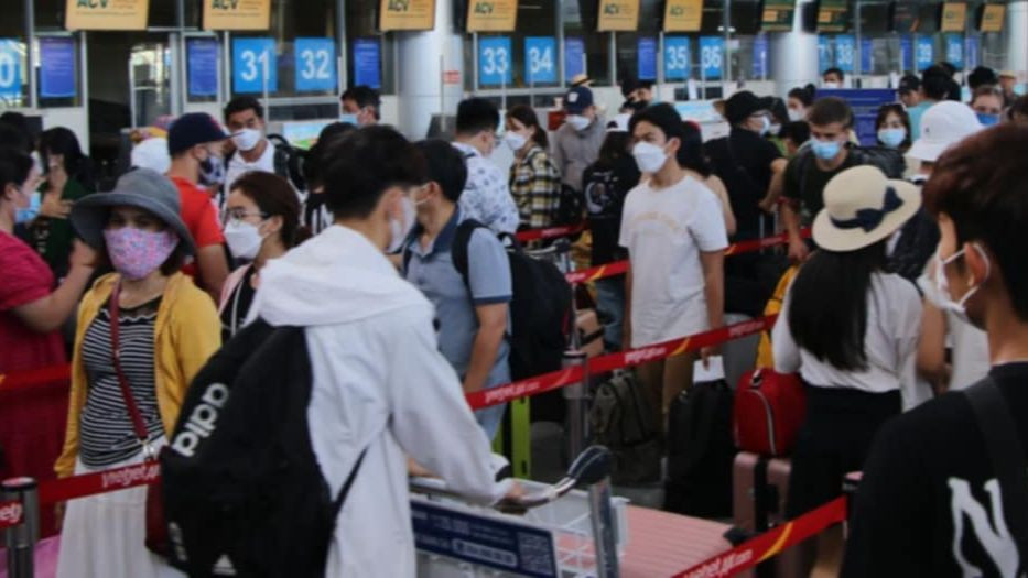 Hành khách làm thủ tục tại sân bay Đà Nẵng. Hành khách làm thủ tục tại sân bay Đà Nẵng.