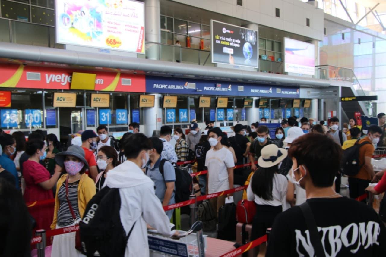 Du khách làm thủ tục tại sân bay Đà Nẵng.