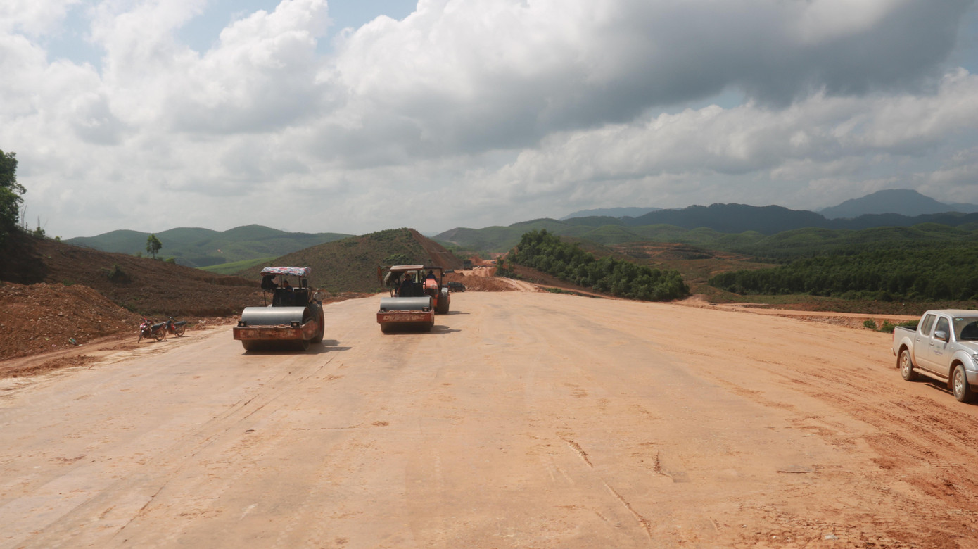 Một vị trí có quy mô 4 làn xe đang được thi công rầm rộ trên tuyến cao tốc Cam Lộ - La Sơn. Một vị trí có quy mô 4 làn xe đang được thi công rầm rộ trên tuyến cao tốc Cam Lộ - La Sơn.