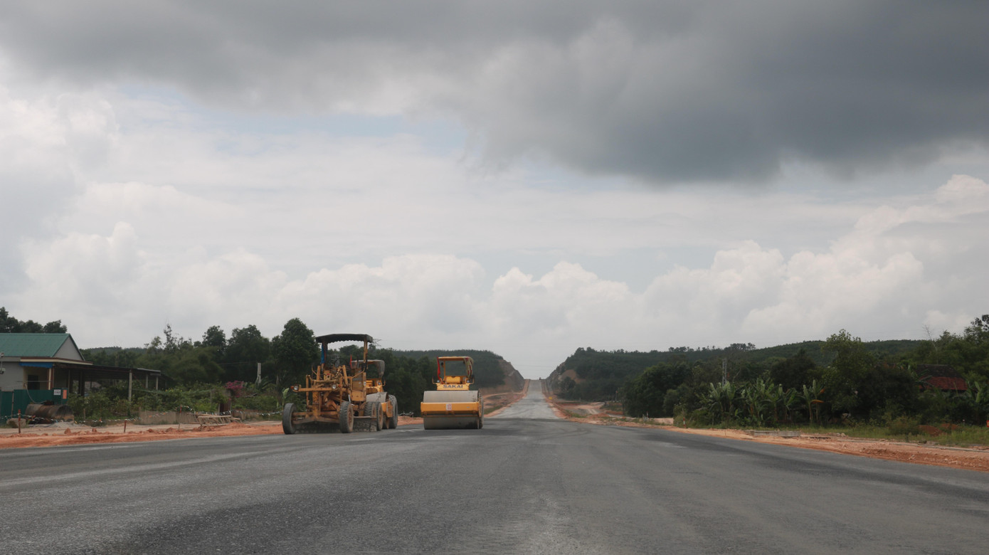 Mặt đường cao tốc tại điểm đầu của tuyến thuộc địa phận tỉnh Quảng Trị đã được rải thảm Mặt đường cao tốc tại điểm đầu của tuyến thuộc địa phận tỉnh Quảng Trị đã được rải thảm