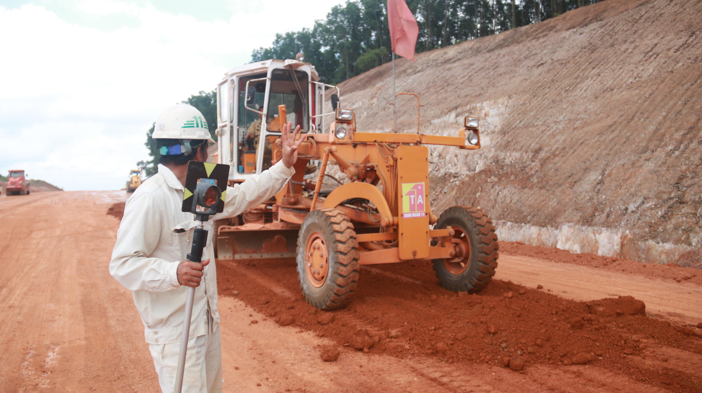 Kỹ sư giám sát theo dõi đôn đốc việc san ủi, thi công bề mặt trên tuyến cao tốc Cam Lộ - La Sơn. Kỹ sư giám sát theo dõi đôn đốc việc san ủi, thi công bề mặt trên tuyến cao tốc Cam Lộ - La Sơn.