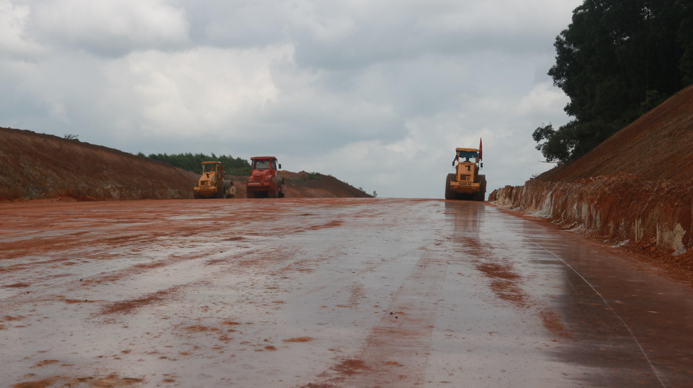 Theo thiết kế, giai đoạn đầu, tuyến cao tốc Cam Lộ - La Sơn có hai làn xe, bề rộng nền đường 12 m. Riêng các đoạn vượt xe sẽ có quy mô 4 làn, bề rộng nền đường 23m. Theo thiết kế, giai đoạn đầu, tuyến cao tốc Cam Lộ - La Sơn có hai làn xe, bề rộng nền đường 12 m. Riêng các đoạn vượt xe sẽ có quy mô 4 làn, bề rộng nền đường 23m.