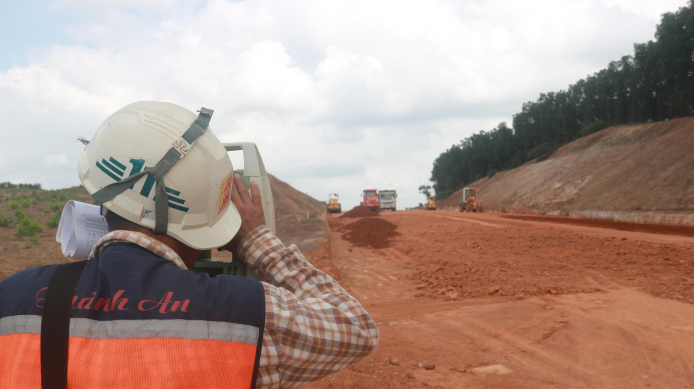 Việc thi công tuyến đường cao tốc được tư vấn giám sát kỹ càng. Lãnh đạo Ban QLDA đường Hồ Chí Minh cho biết: vấn đề chất lượng dự án được lãnh đạo Bộ, lãnh đạo Ban chỉ đạo phải ưu tiên hàng đầu, dự án phải đảm bảo chất lượng và tiến độ yêu cầu đặt ra. Việc thi công tuyến đường cao tốc được tư vấn giám sát kỹ càng. Lãnh đạo Ban QLDA đường Hồ Chí Minh cho biết: vấn đề chất lượng dự án được lãnh đạo Bộ, lãnh đạo Ban chỉ đạo phải ưu tiên hàng đầu, dự án phải đảm bảo chất lượng và tiến độ yêu cầu đặt ra.