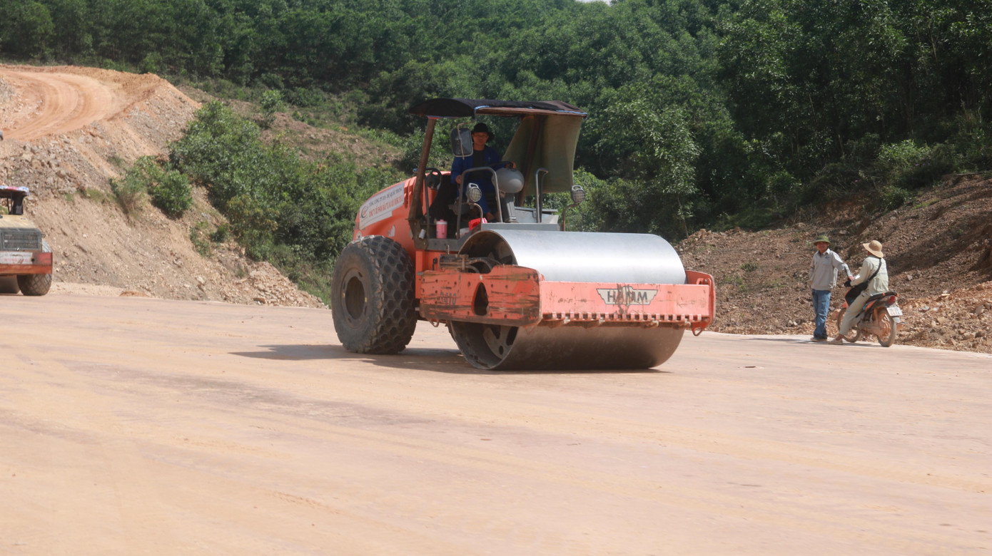 Ban QLDA đường Hồ Chí Minh cho biết: đã chỉ đạo tư vấn giám sát vào hiện trường khảo sát, đề xuất giải pháp khắc phục. Một mặt, đôn đốc nhà thầu lập lại tiến độ điều chỉnh để tăng mũi thi công, tăng thiết bị, nhân lực, tăng ca làm việc để bù lại khối lượng chậm... Ban QLDA đường Hồ Chí Minh cho biết: đã chỉ đạo tư vấn giám sát vào hiện trường khảo sát, đề xuất giải pháp khắc phục. Một mặt, đôn đốc nhà thầu lập lại tiến độ điều chỉnh để tăng mũi thi công, tăng thiết bị, nhân lực, tăng ca làm việc để bù lại khối lượng chậm...